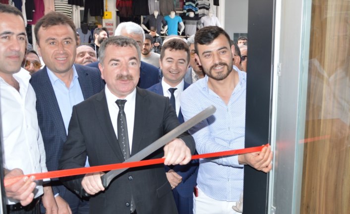 Başkan Özdemir, açılış kurdelesini döner bıçağıyla kesti