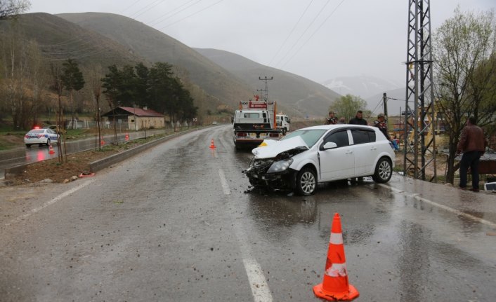 Bayburt'ta otomobil ile minibüs çarpıştı: 12 yaralı