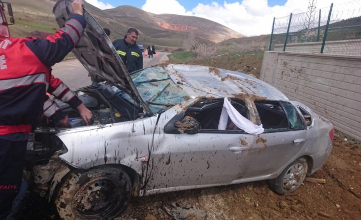 Bayburt'ta otomobil takla attı: 1 ağır yaralı