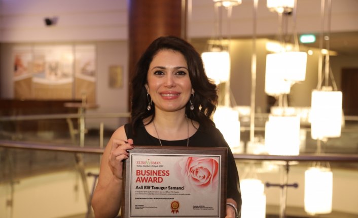 Bee'o Propolis'in kurucusu Aslı Elif Tanuğur Samancı'ya ödül