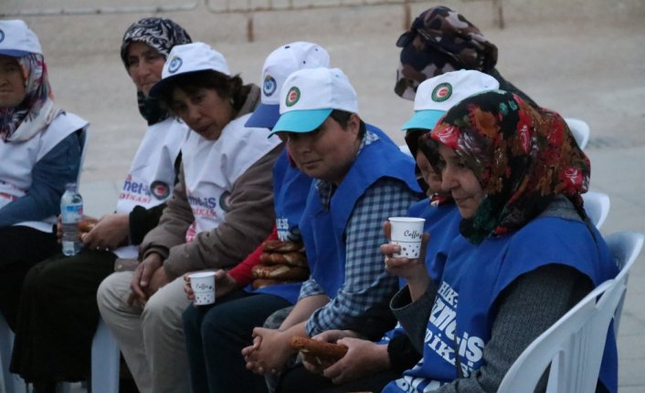 Belediyeden çıkartılan işçiler simit ve suyla oruç açtı