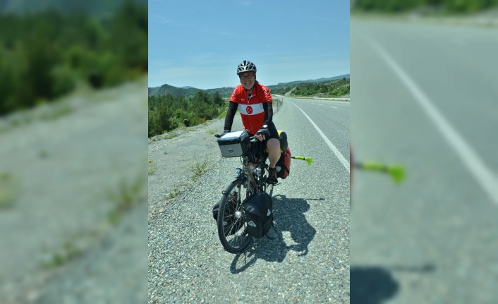 Bisikletli İngiliz ay yıldızlı tişörtüyle Türkiye'den geçiyor
