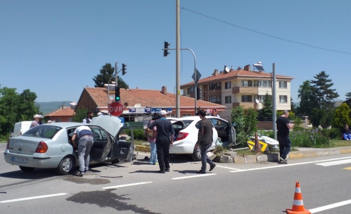 Bolu'da iki otomobil çarpıştı: 4 yaralı