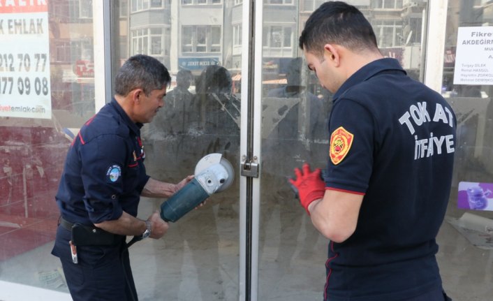 Boş dükkanda mahsur kalan 