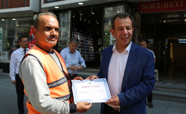 Bulduğu altını teslim eden engelli temizlik işçisine teşekkür belgesi