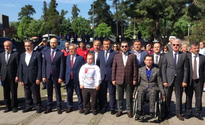 Çarşamba'da engelliler, Atatürk Anıtı'na çelenk sundu