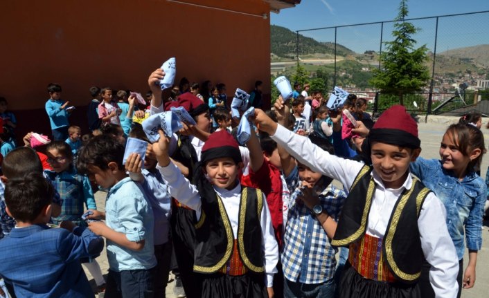 Çocuklara bayram mendili verilip geleneksel oyunlar oynatıldı