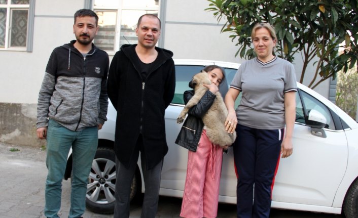 Çöplükteki yavru köpeği sahiplenerek sıcak yuva sağladı