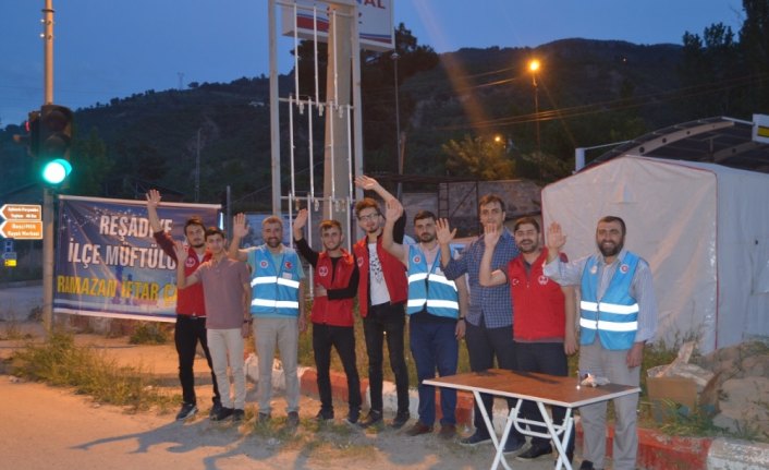 D-100 kara yolunda yolculara iftarlık ikramı