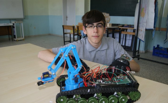 El hareketiyle kontrol edilebilen bomba imha robotu