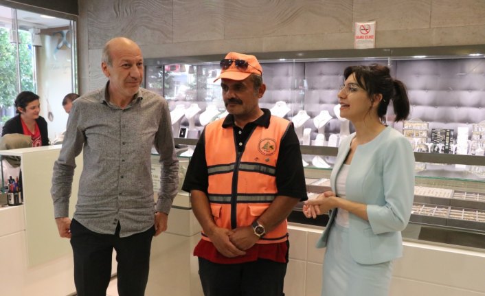 Engelli temizlik işçisi bulduğu çeyrek altını sahibine teslim etti