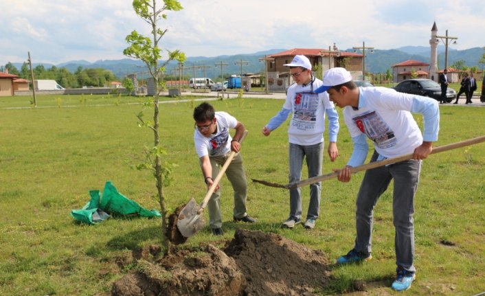 Engelliler ağaç dikti