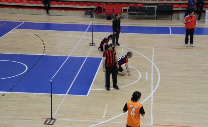 Engellilerle protokol üyeleri goalball maçı yaptı