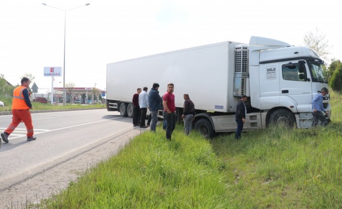 Freni boşalan tır karşı şeride geçti