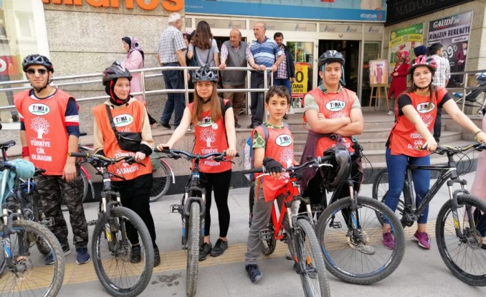 Hava kirliliğine dikkat çekmek için bisiklet turu