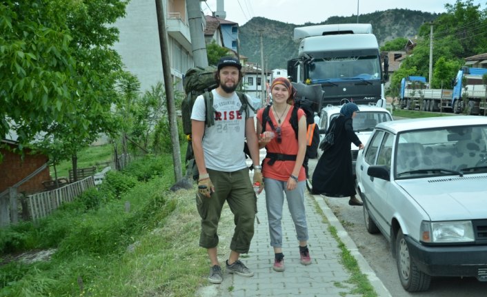 İngiliz çift otostopla dünyayı geziyor