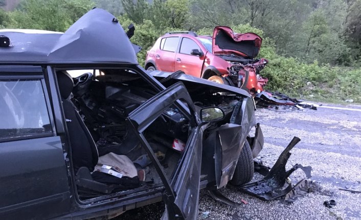 Karabük'te iki otomobil çarpıştı: 1 ölü, 4 yaralı
