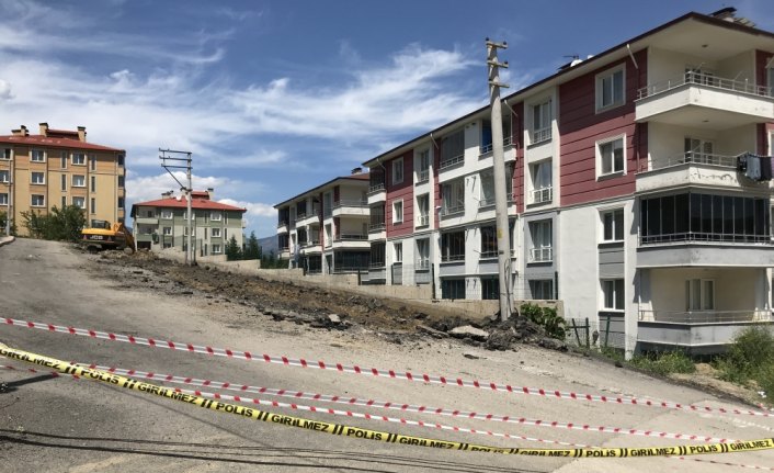 Karabük'te yolda çatlaklar oluştu