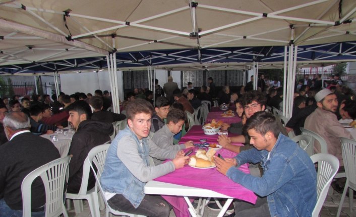Kavak'ta gençlerle iftar