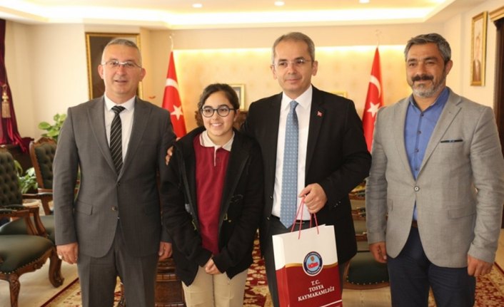 Kaymakam Pişkin, başarılı öğrenciyi ödüllendirdi