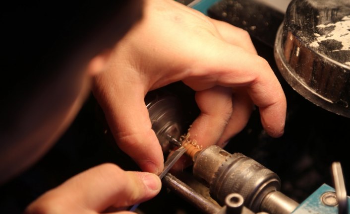 Koleksiyonerlerin gönderdiği fosilleri tespihe dönüştürüyor