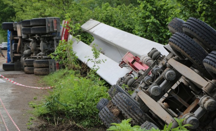 Köprü kirişi yüklü tır fındık bahçesine devrildi: 1 yaralı