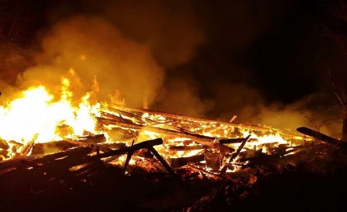 Köyde çıkan yangında 11 ev kullanılamaz hale geldi