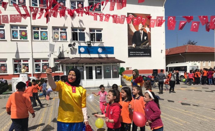 Köydeki çocuklara unutulmaz bir gün yaşattılar