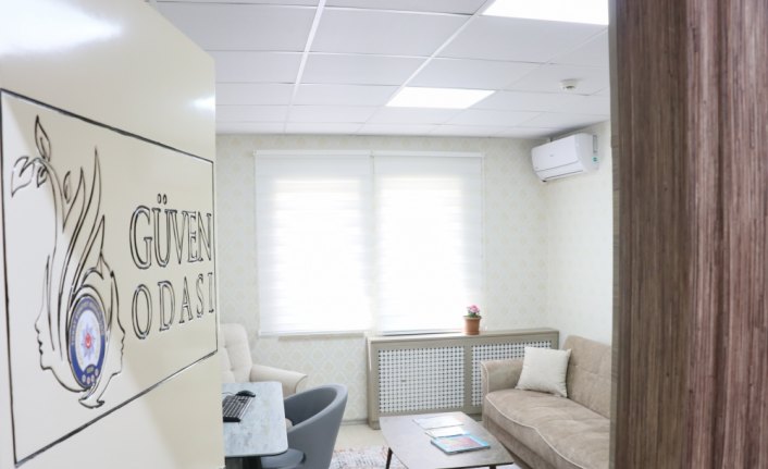 Mağdur kadınlar için polis merkezinde 