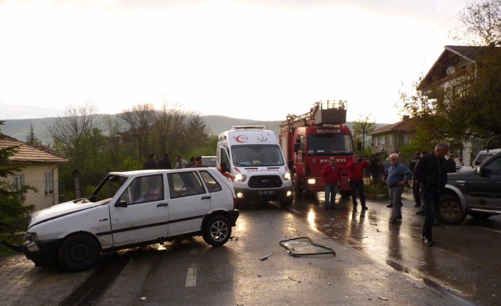Mengen'de kamyonetle otomobil çarpıştı: 4 yaralı