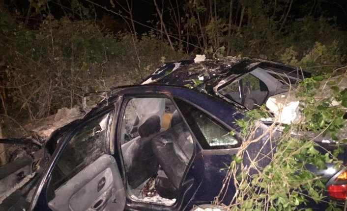 Metruk binaya çarpan otomobilin sürücüsü öldü
