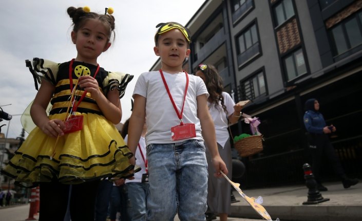 Miniklerden arı kostümlü farkındalık yürüyüşü