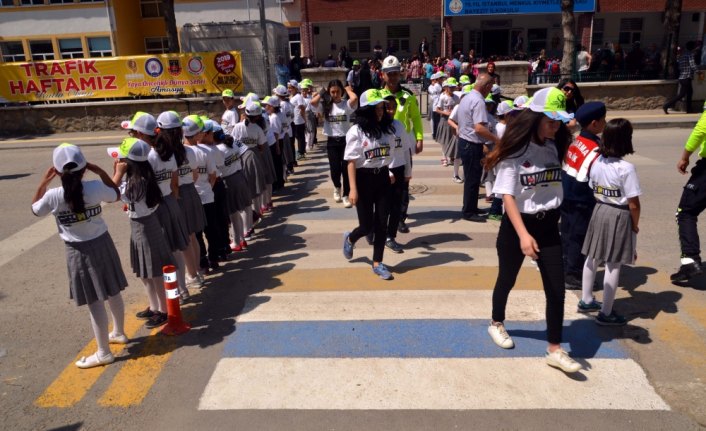 Öğrenciler yaya geçidinde kaza anını canlandırdı