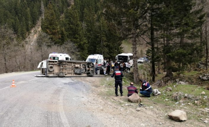 Öğrencileri geziye götüren minibüs devrildi: 10 yaralı