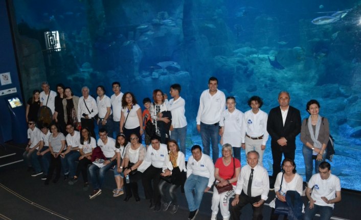 Otizmli gençler korosu İstanbul Akvaryum'u ziyaret etti