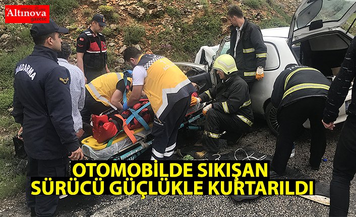 Otomobilde sıkışan sürücü güçlükle çıkartıldı