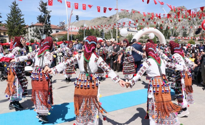 Protokol üyeleri yerlerini engelliler ve ailelerine verdi