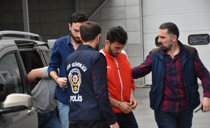 Şampiyonluk kutlamalarında taraftara bıçak çeken iki kişiye gözaltı