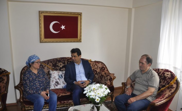 Şehit öğretmenin annesine Anneler Günü ziyareti