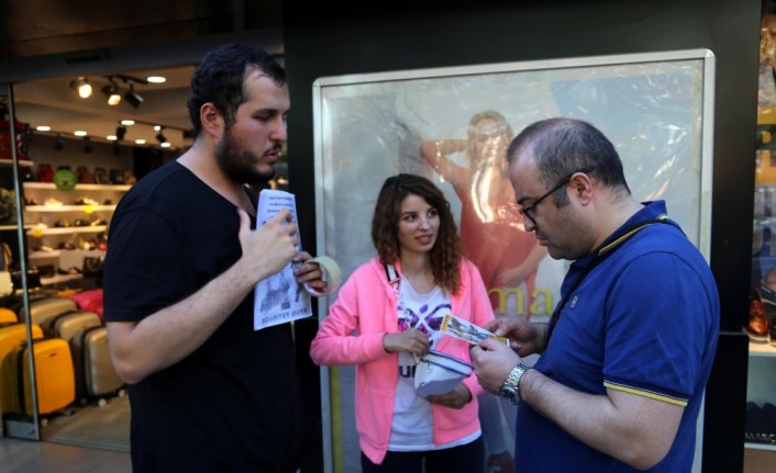 Sokak sokak gezerek kaybolan köpeğini arıyor