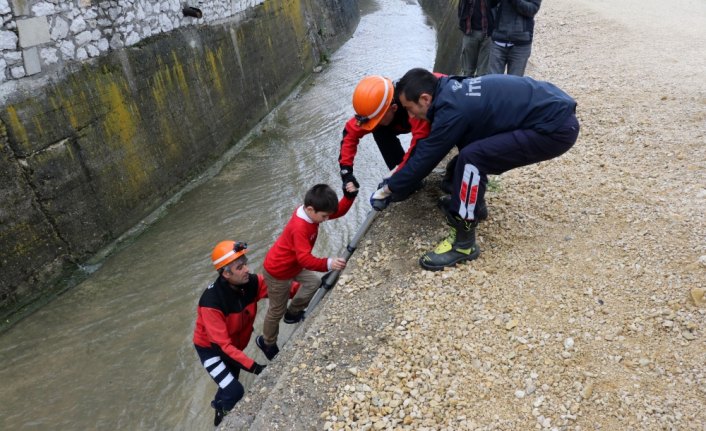 Sulama kanalına düşen çocuğu itfaiye kurtardı