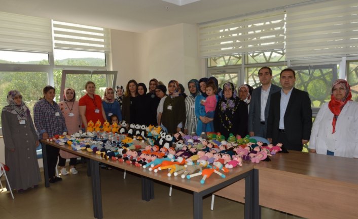 Suriyeli yetimlere örgü bebek ve eşofman