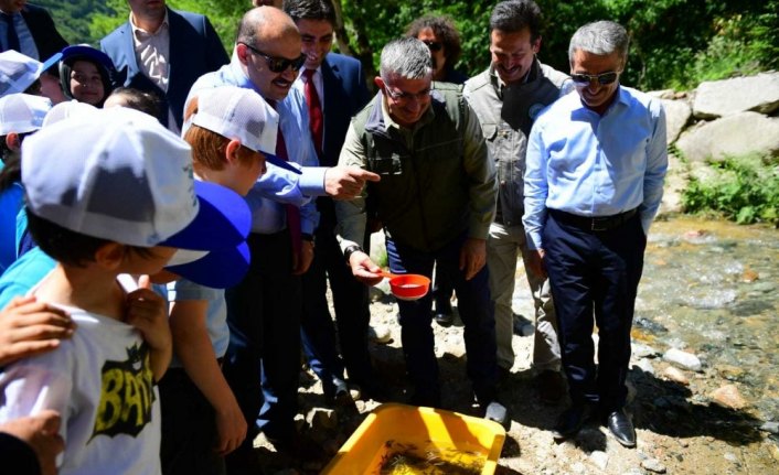 Taşkıran Solaklı Deresi'ne 10 bin yavru alabalık bırakıldı