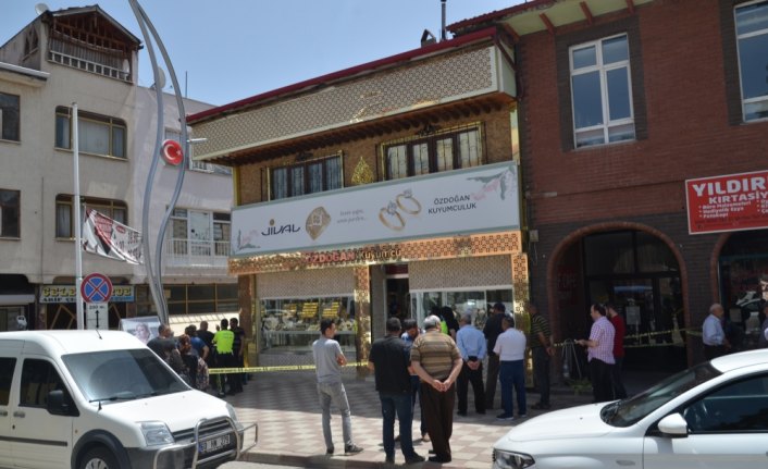 Tokat'ta silah ve sahte dinamitle kuyumcu soygunu