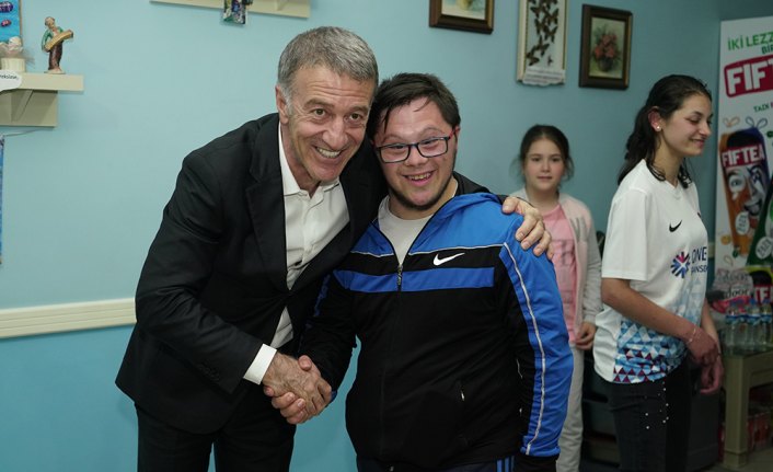 Trabzonspor Kulübü Başkanı Ağaoğlu, engelli çocuklarla buluştu
