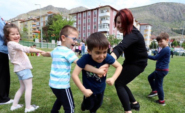 Unutulan çocuk oyunlarını oynadılar