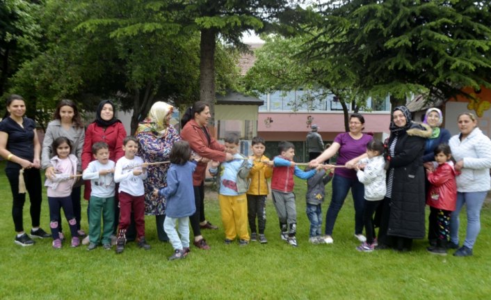 Unutulmaya yüz tutmuş sokak oyunlarını oynadılar
