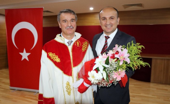 Yeni rektörden çiçek yerine 