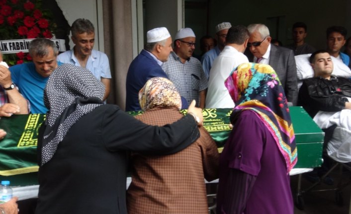 Babalar Günü'nde babasını toprağa verdi