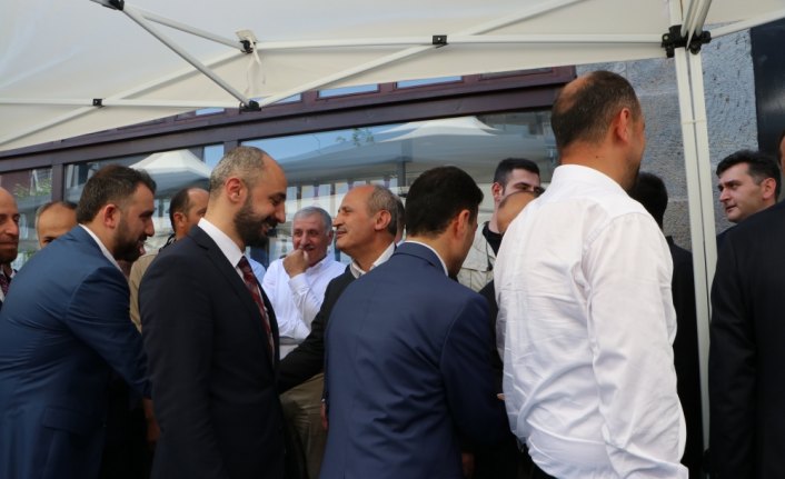 Bakan Turhan, vatandaşlarla  bayramlaştı